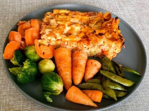 Leek macaroni cheese with steamed vegetables