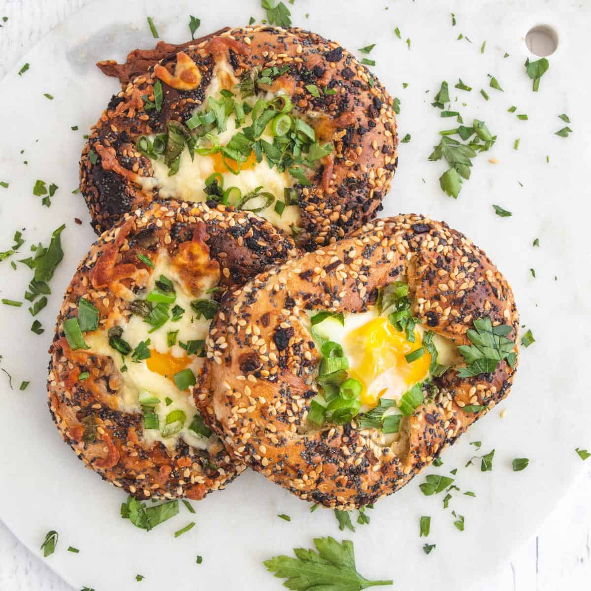 Easy and healthy egg-in-hole bagel recipe for quick lunch