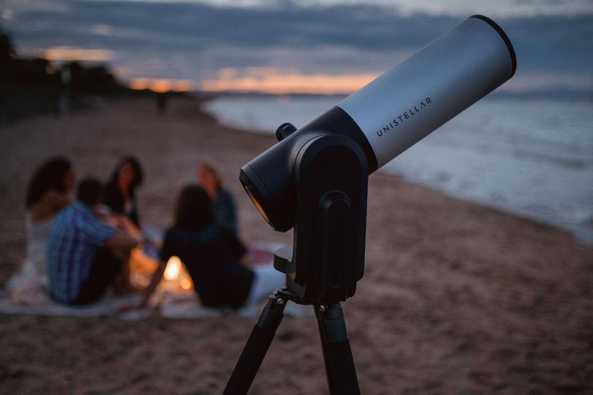 Unistellar telescope on the beach.
